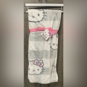New Hello Kitty White & Gray Plaid 50 x 70 Plush Throw Blanket New With Tag